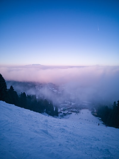 白天蓝天下的雪山